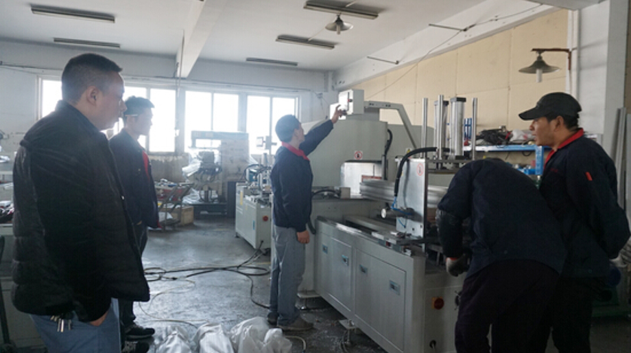 阳光明媚！客户来邓氏现场考察大型数控切铝机