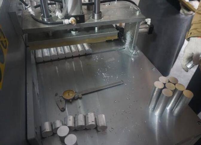 【上?！科盗闩浼馇醒≡竦耸螪S-A450-2全自动锯铝机