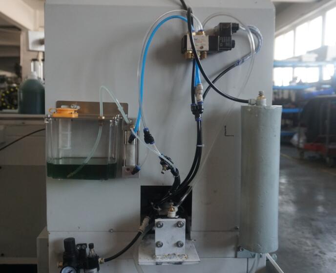 改装了微量润滑装置之后的亨*业，车间非常清爽