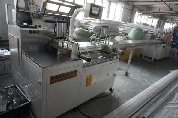 半年内在邓氏订购3台全自动切铝机，初次竟为采购锯片而来